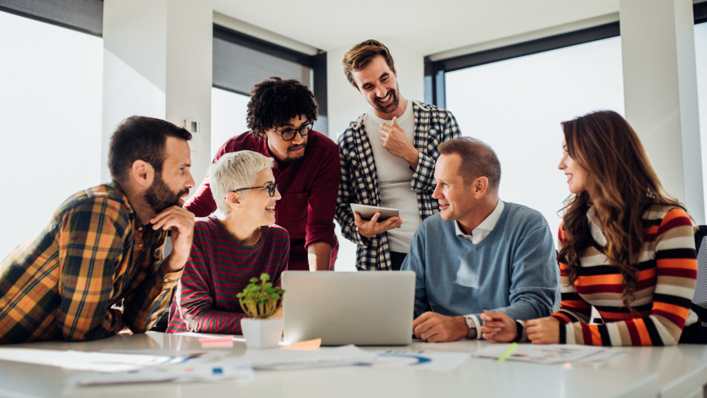 Grupo diverso de colegas de trabalho interagindo