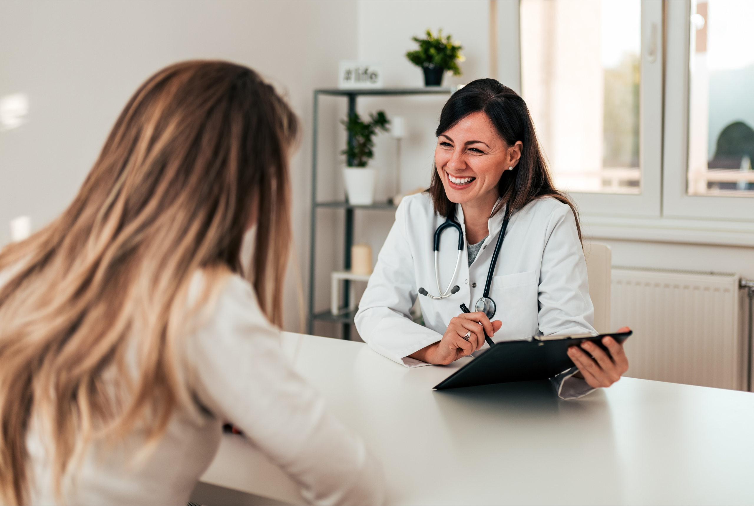Mulher passando com médico em consulta